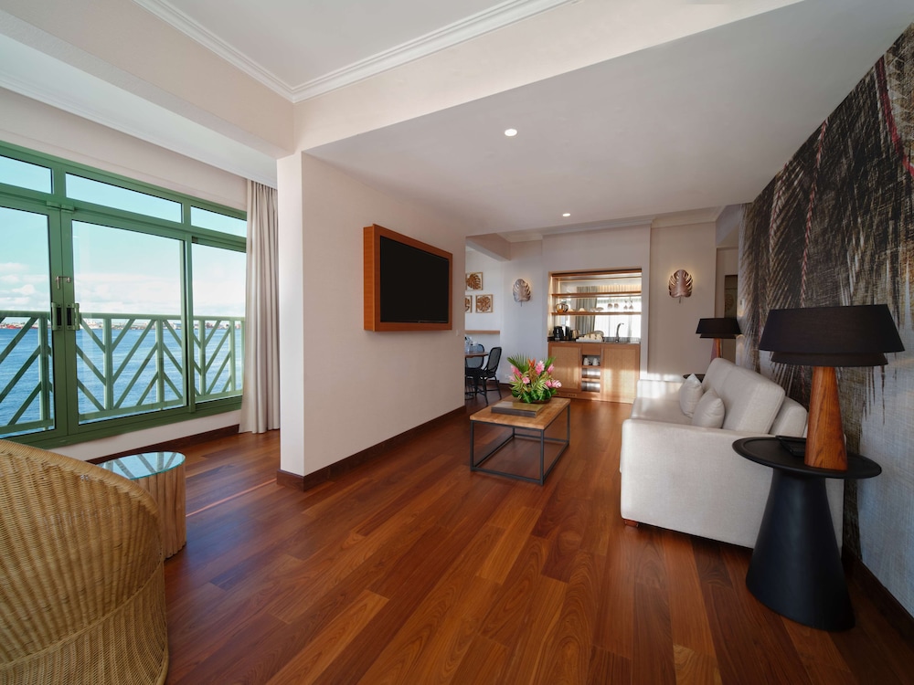 Hilton Hotel Tahiti 30/69