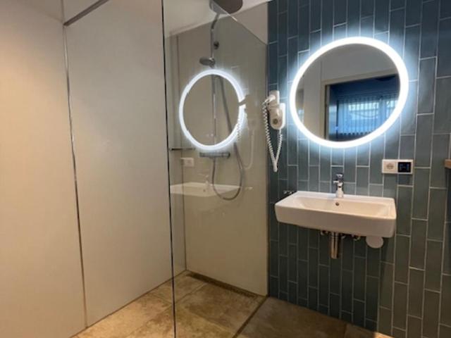 Semi Basement, Standard, with Extra Bed, Boulevard Hotel Scheveningen 6/8