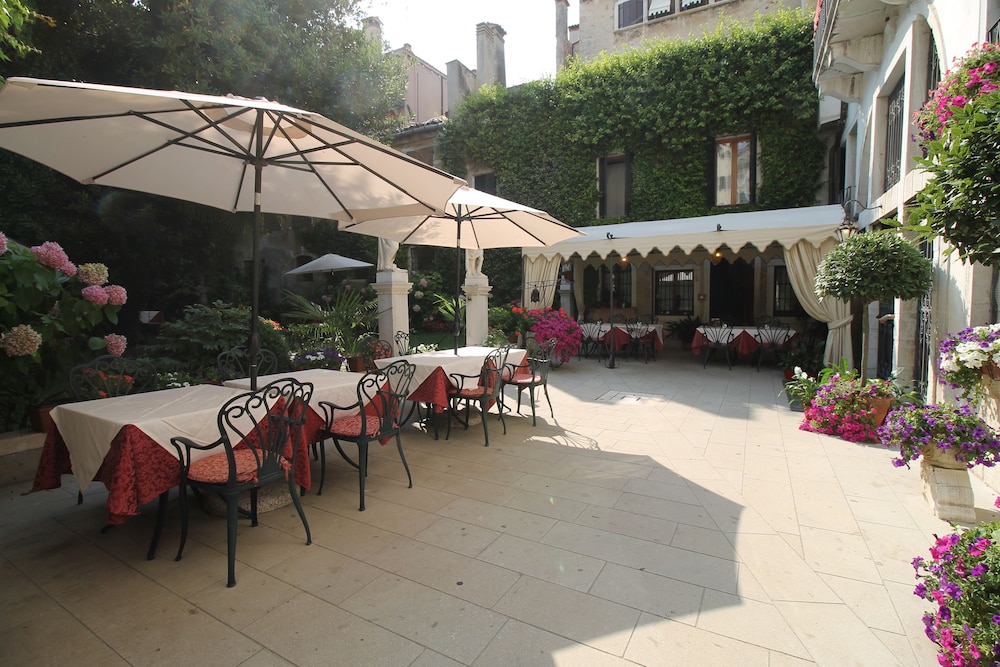 Hotel Palazzo Abadessa 40/50