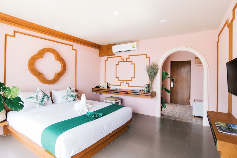 Space, Deluxe, King Bed, Town View، ROYAL PINEAPPLE HOTEL a welcome to wealth and good fortune 6/10