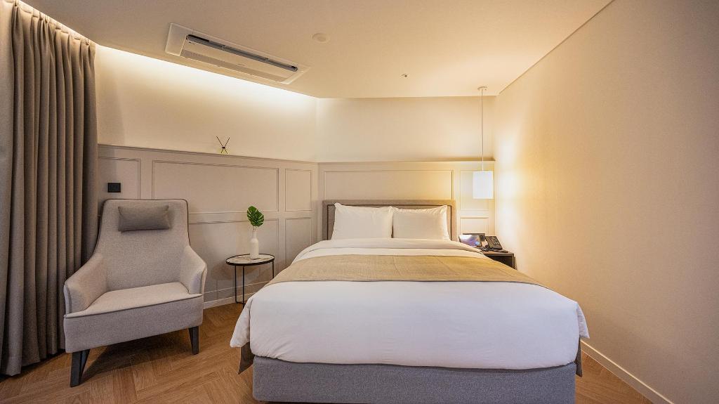 Suite, Queen Bed, Corner, HOTEL D Edition 4/5
