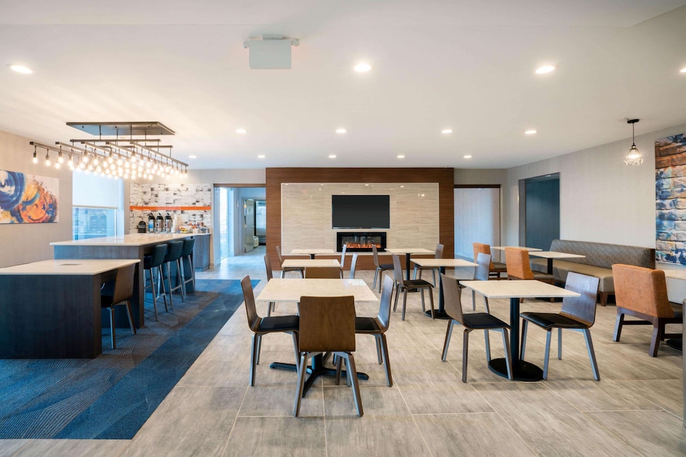 La Quinta Inn and Suites by Wyndham Montgomery 32/50