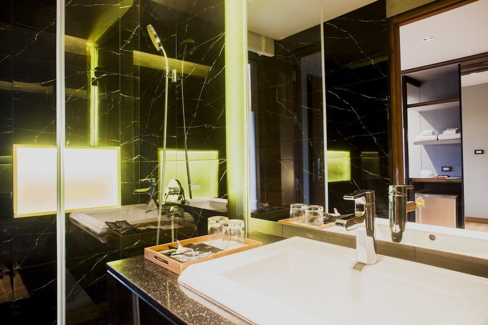 The Glory Gold Hotel 58/62