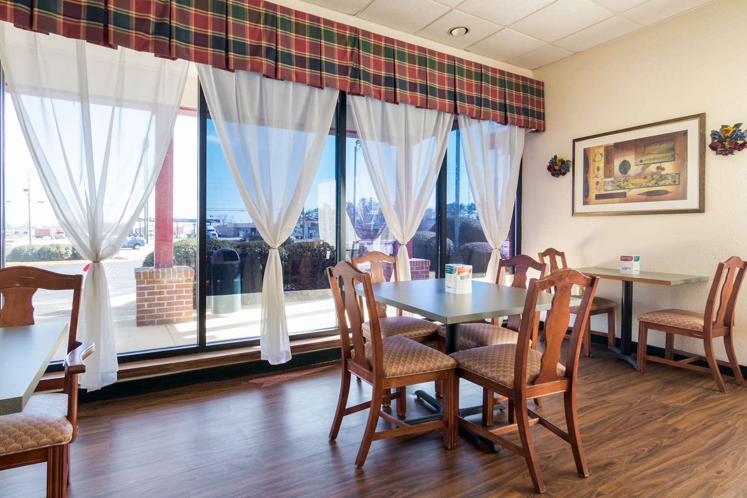 Econo Lodge Inn & Suites Conference Center 28/44