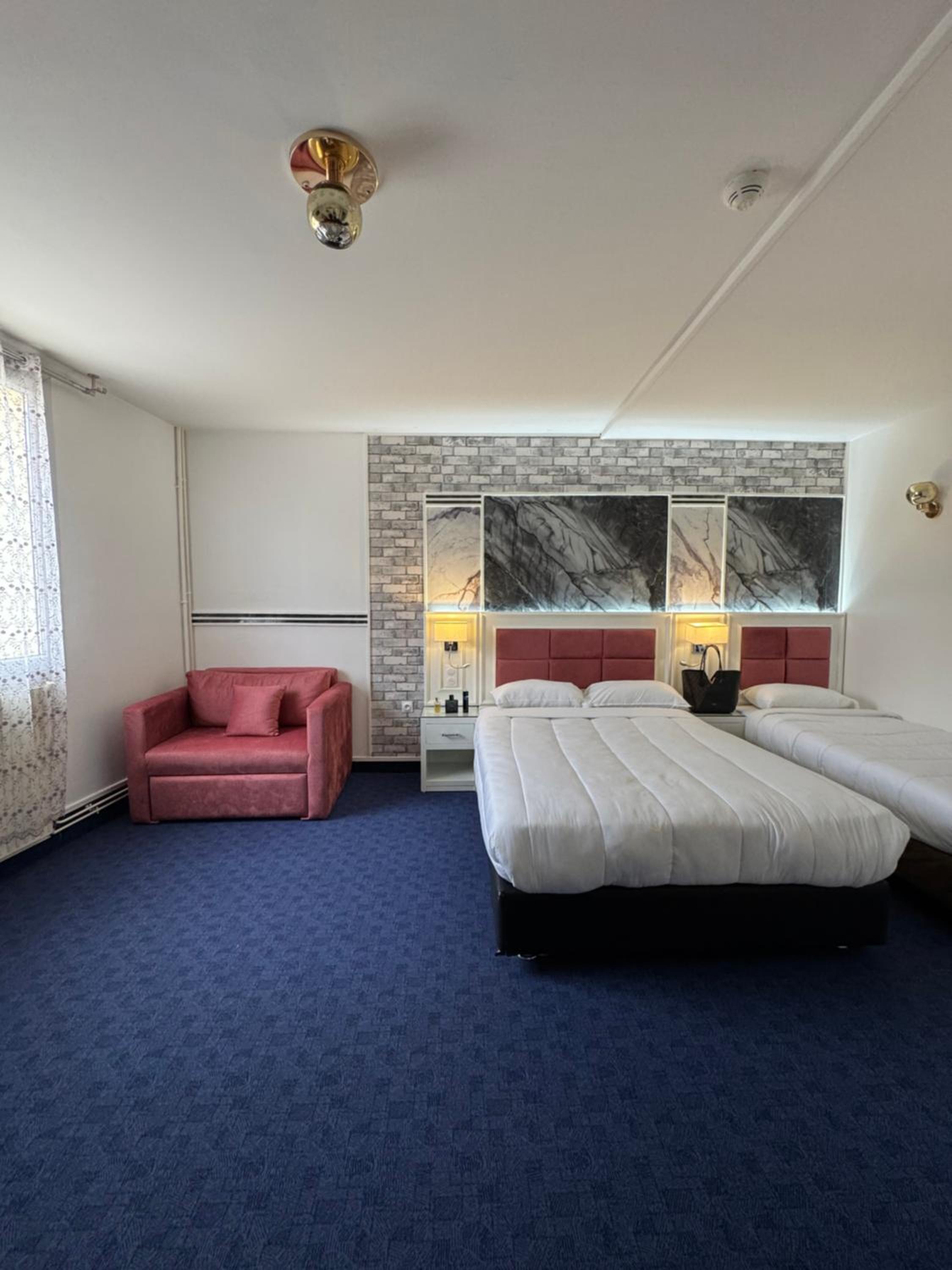 غرفة ثلاثية، Hotel Grand Paris 4/6