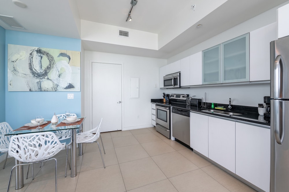 Global Luxury Apartments At Monte Carlo By Global 10/70