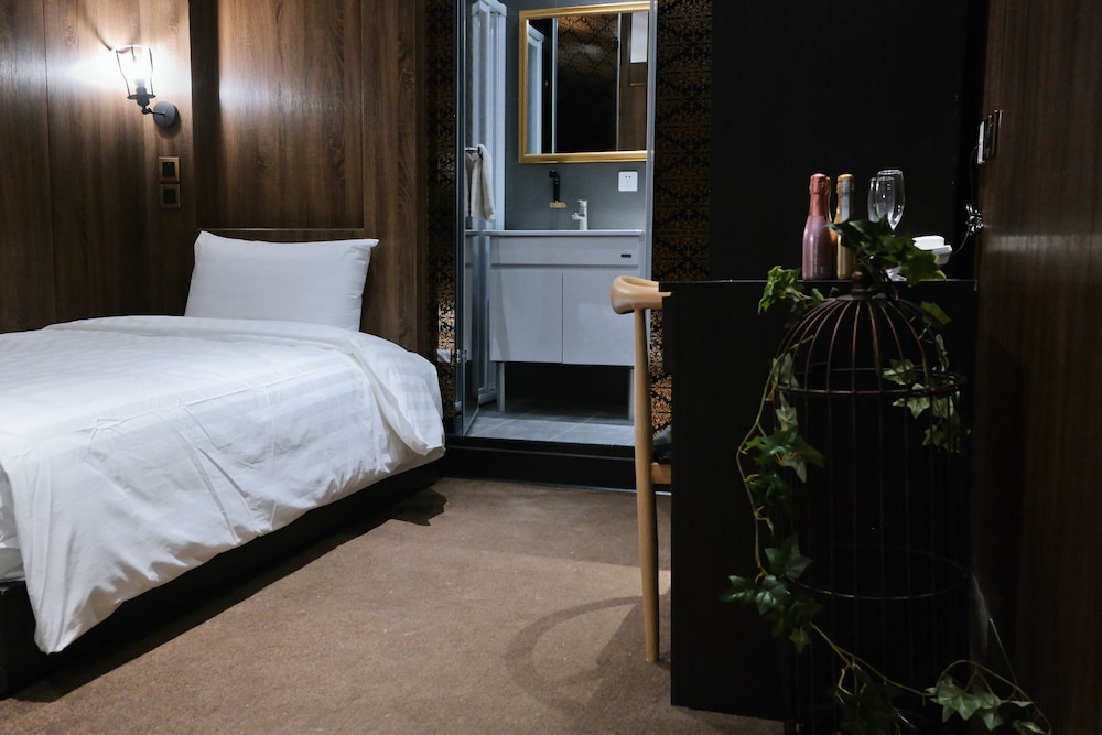 Mayer Inn 18/66