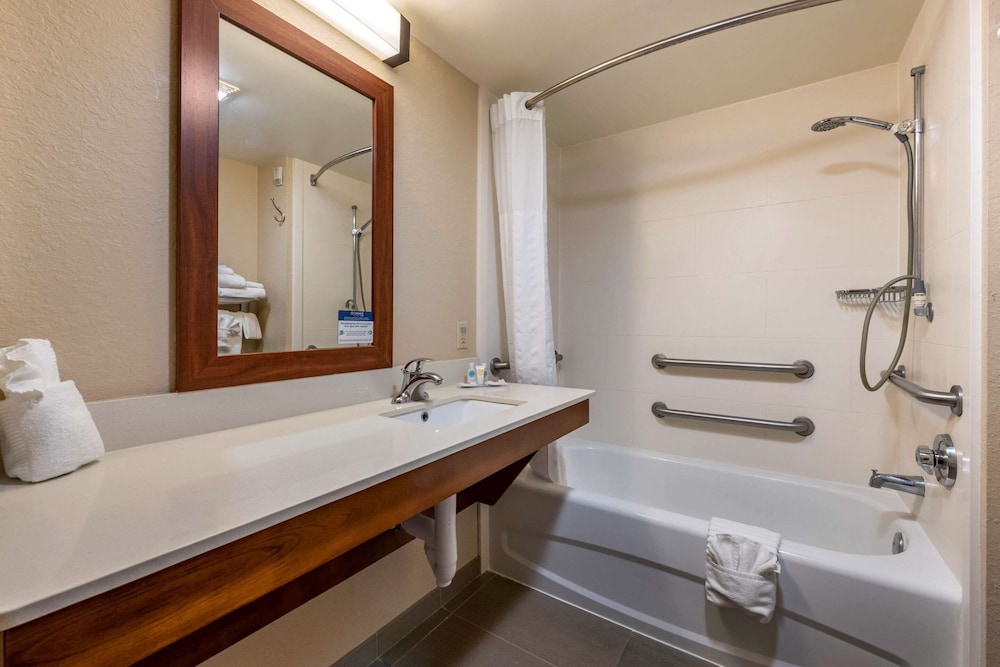 Comfort Inn & Suites Orlando North 11/25