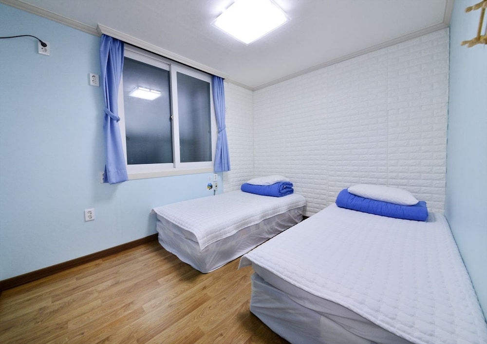 ROOM, TWIN BEDS
