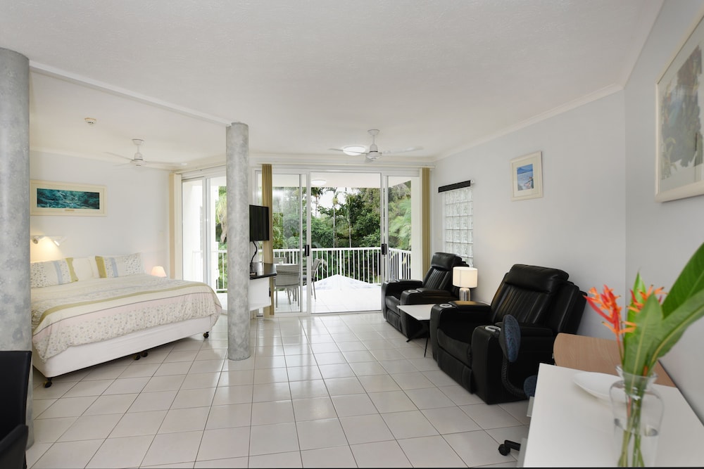 Golden Sands Beachfront Resort 5/70