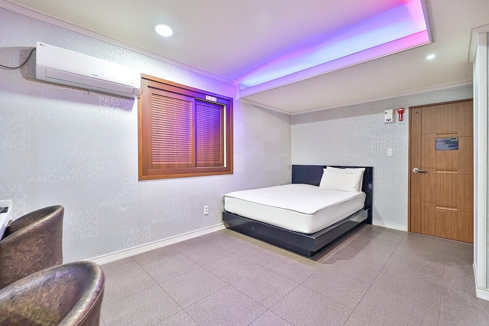 Top Motel 12/50