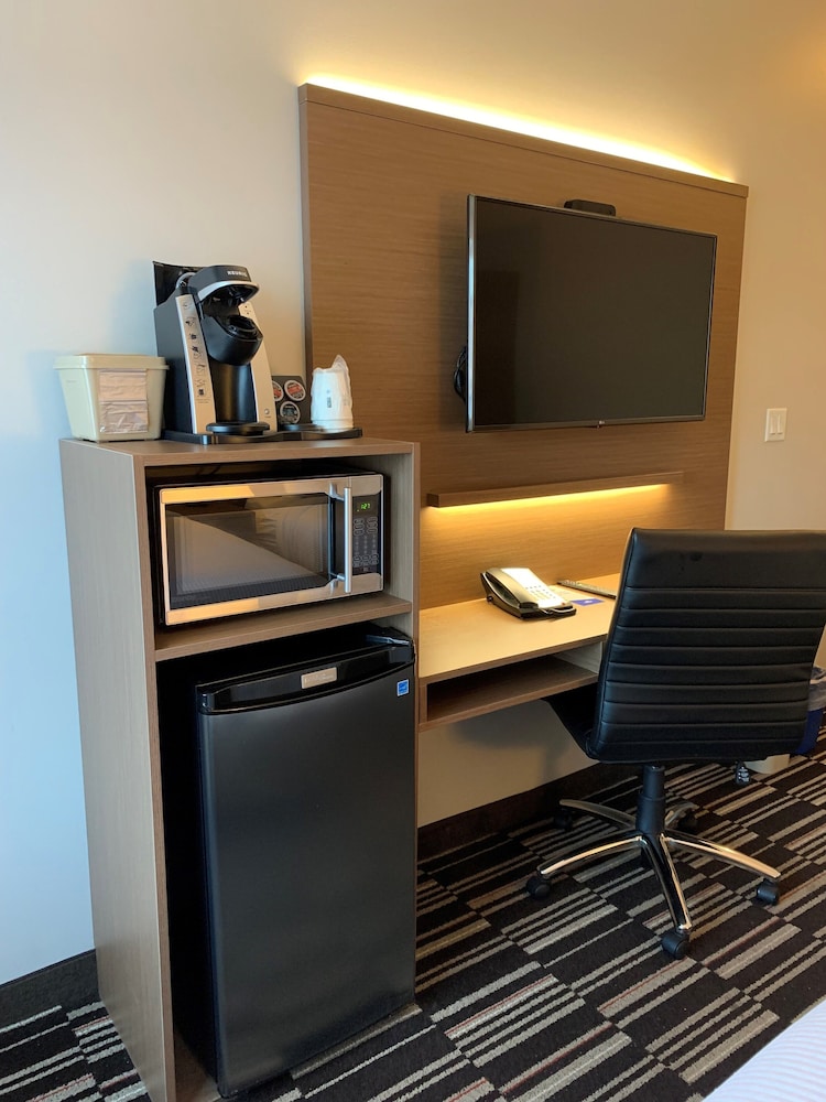 Microtel Inn & Suites by Wyndham Oyster Bay 33/56