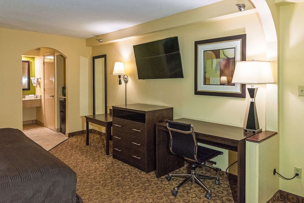 Rodeway Inn & Suites Clarksville near Governors Square Mall 19/22