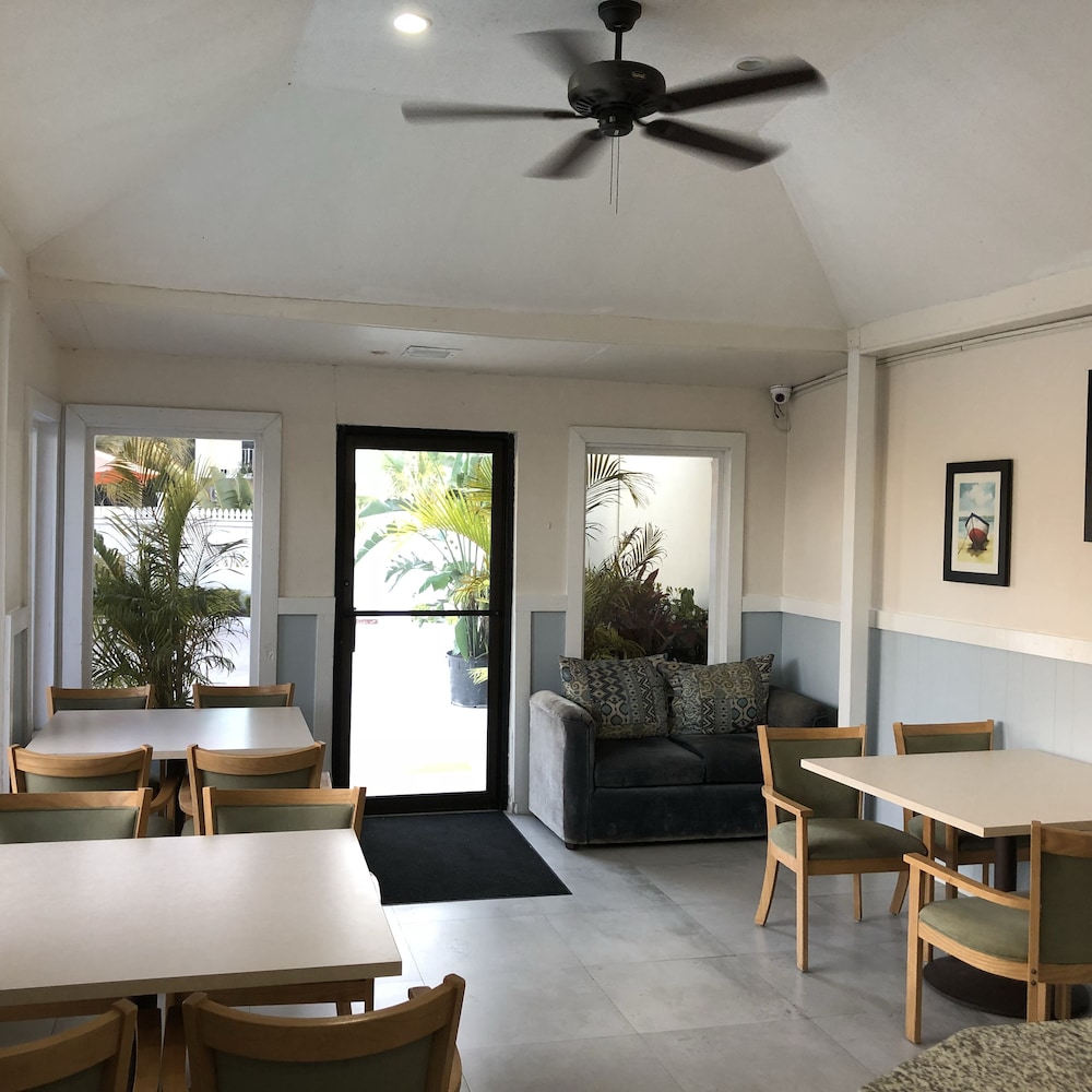 THE COLONY CLUB INN AND SUITES 33/55