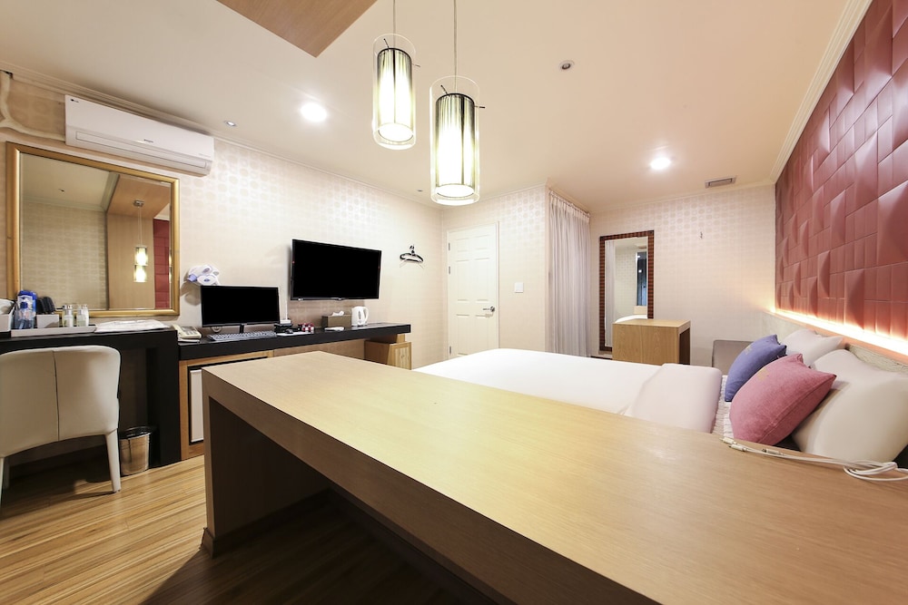 Central Hotel 16/46