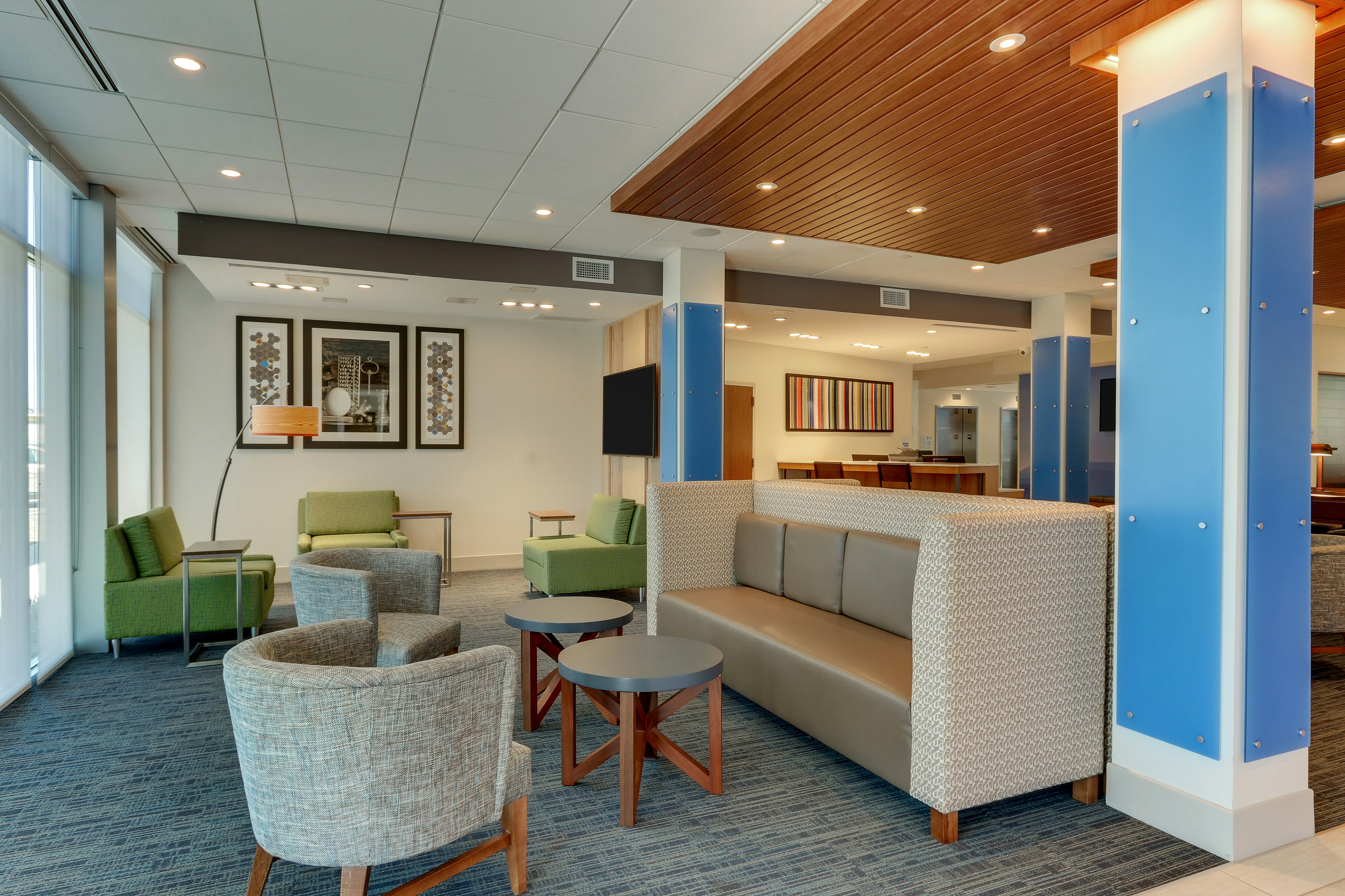 Holiday Inn Express and Suites Roanoke Civic Center 26/34