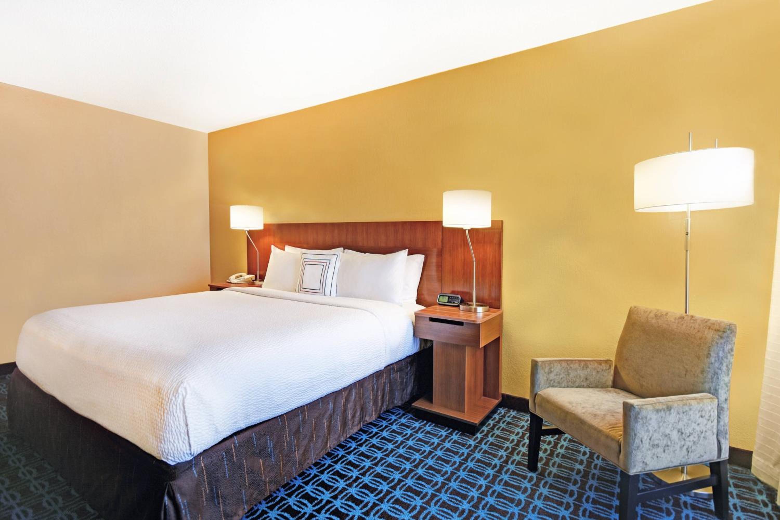 غرفة بسرير كينج بحوض استحمام لذوي الإعاقة، Fairfield Inn & Suites by Marriott Atlanta Vinings/Galleria 4/8