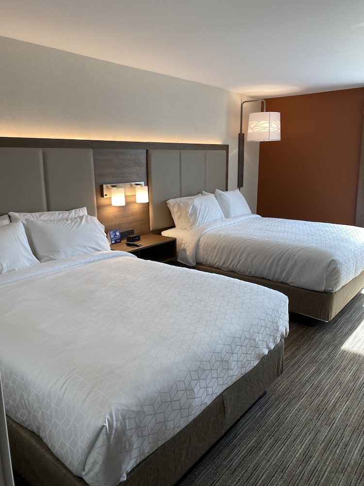 Holiday Inn Express and Suites Chatsworth 23/57