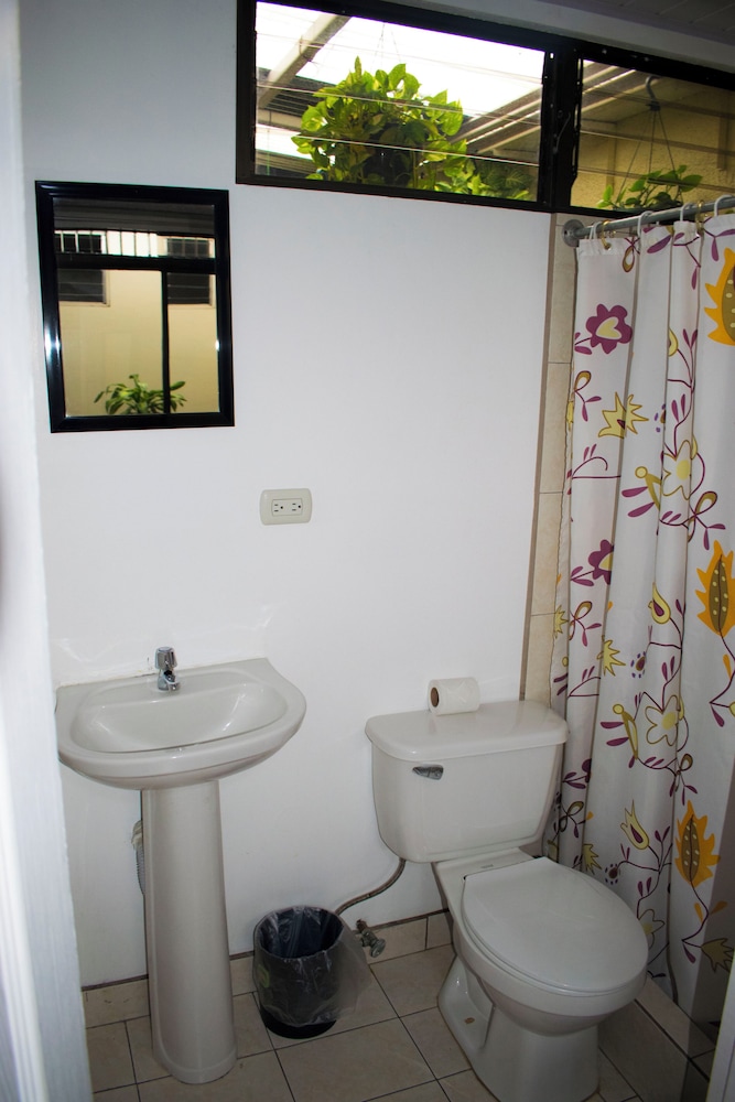 FEMALE DORM, FEMALE ONLY, STANDARD, 6 BEDS