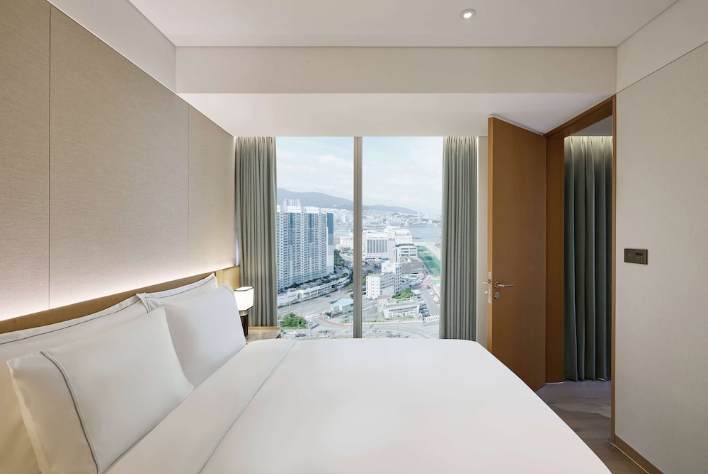 SUITE, 2 DOUBLE BEDS, CORNER