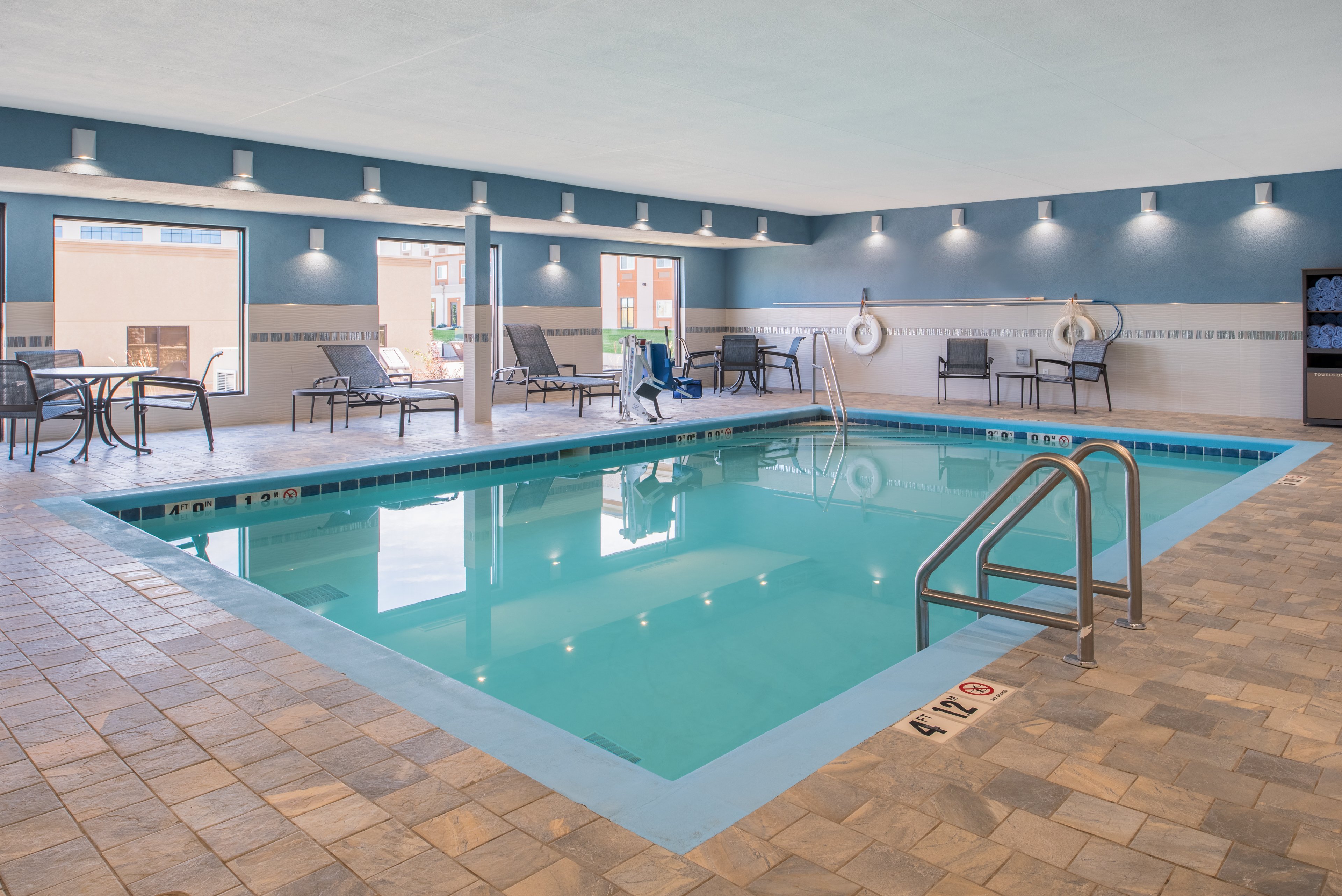Holiday Inn Express Hotel Suites Bismarck 24/42