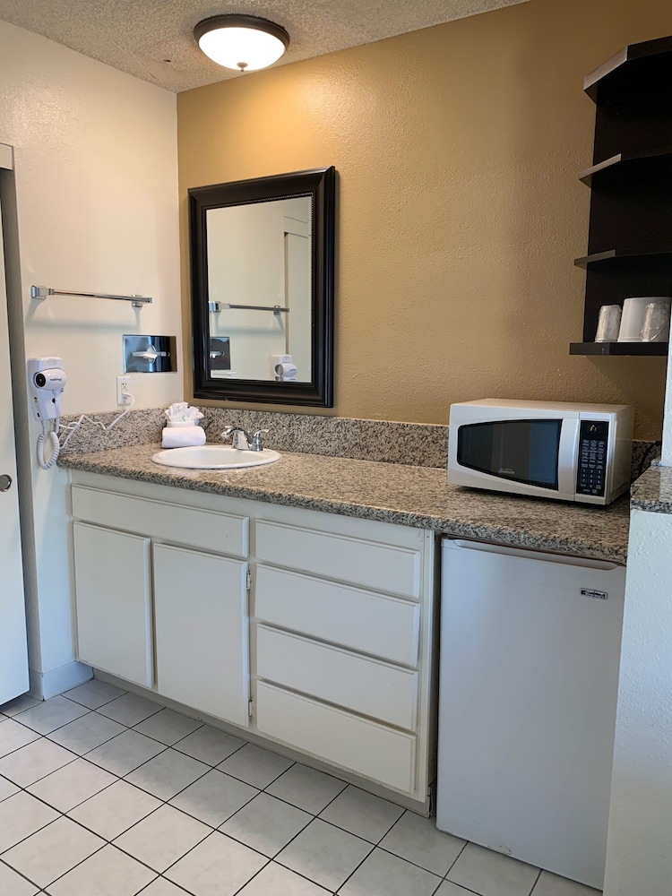 California Suites 9/55