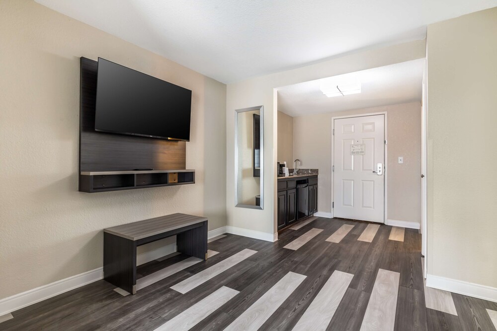 Best Western Prime Inn & Suites 17/29
