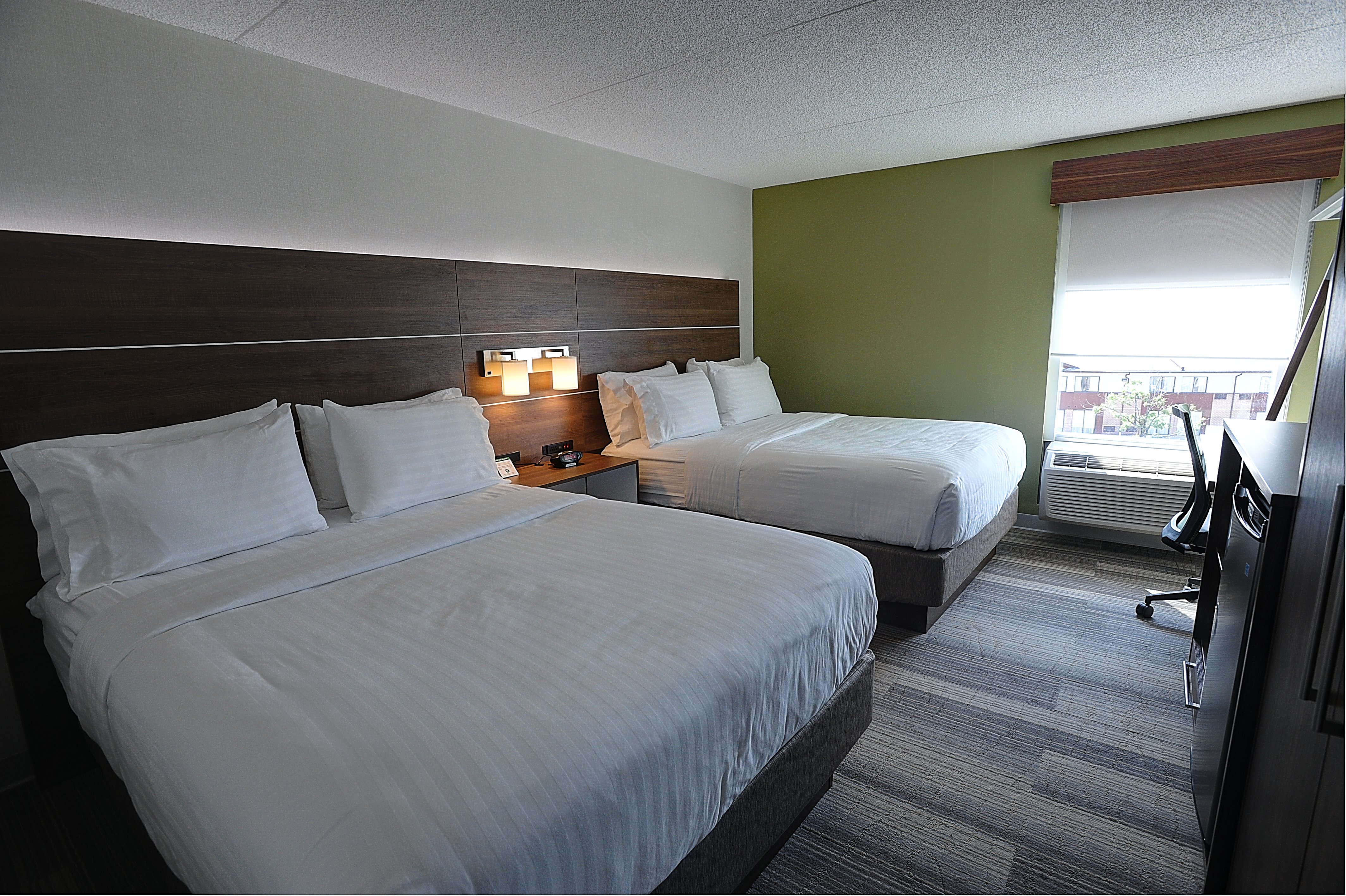 Holiday Inn Express Suites Toronto Airport West 24/55