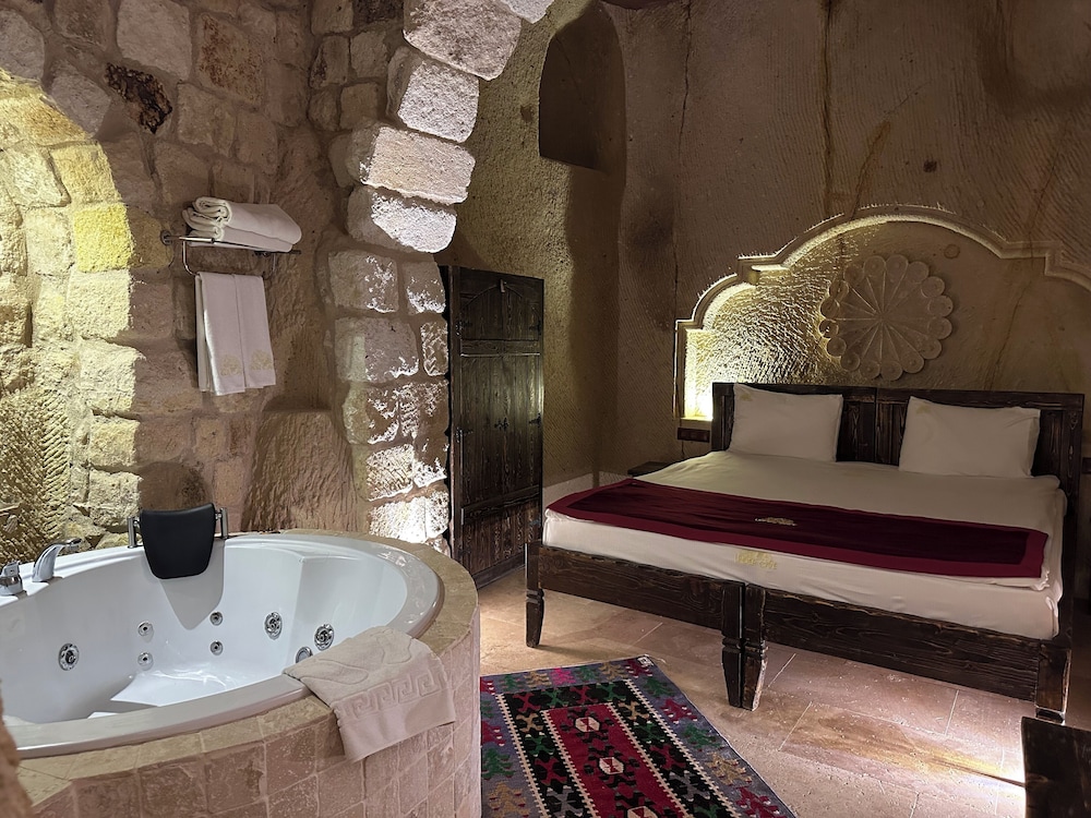 Under Cave Hotel 50/50