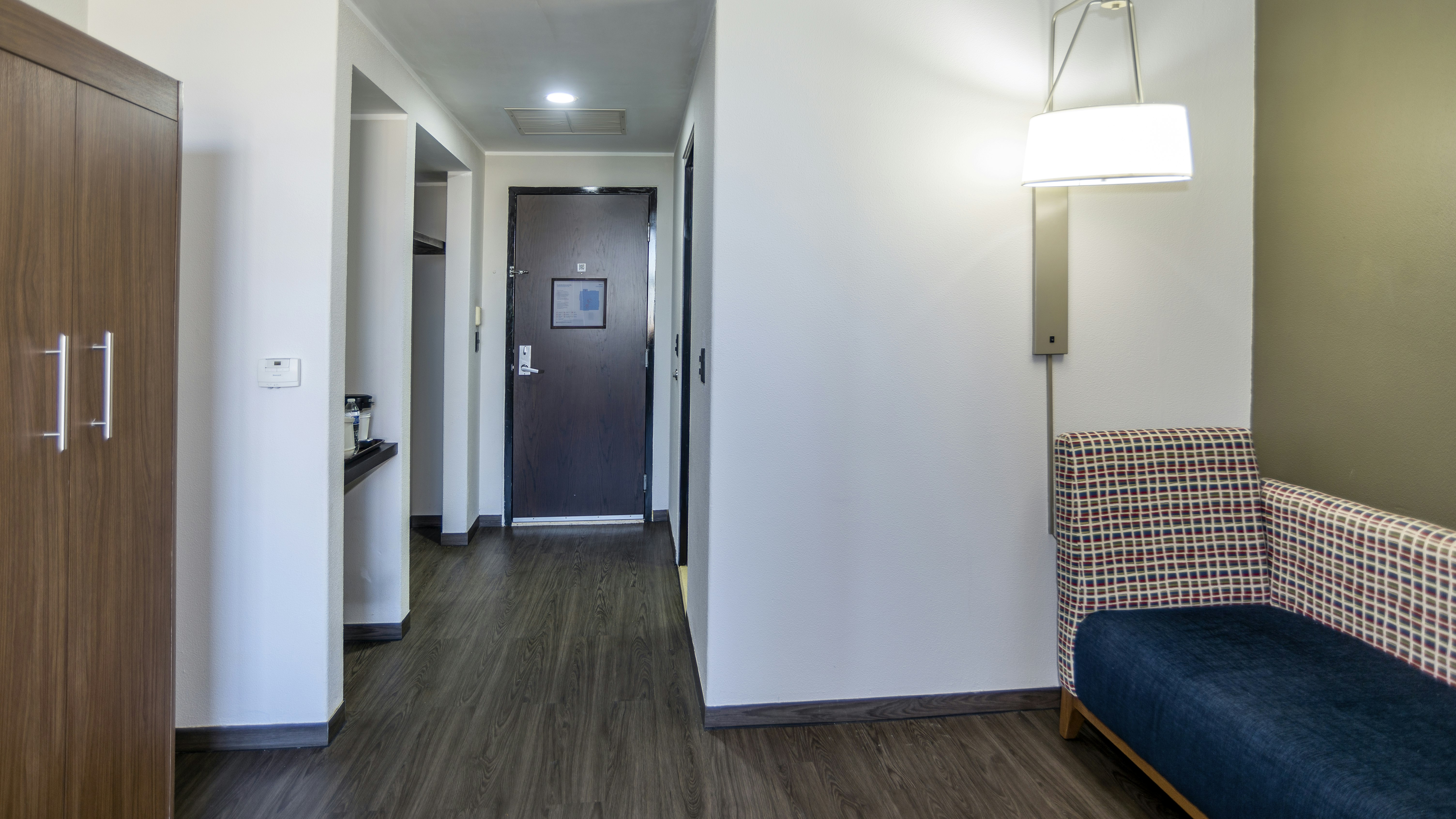 Holiday Inn Express Mexico Santa Fe 50/50