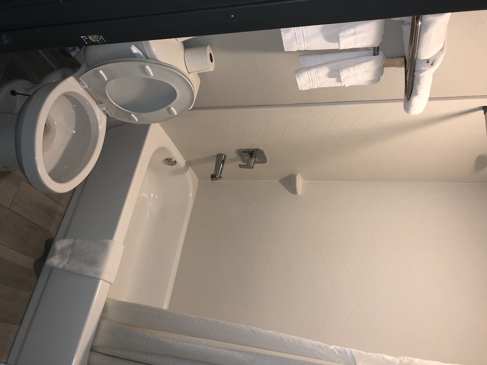 Days Inn & Suites By Wyndham Vicksburg 32/33