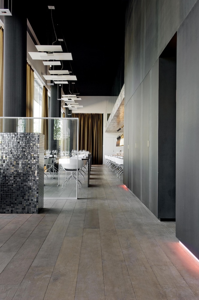 Carbon Hotel 32/61