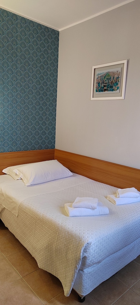 ROOM, SINGLE