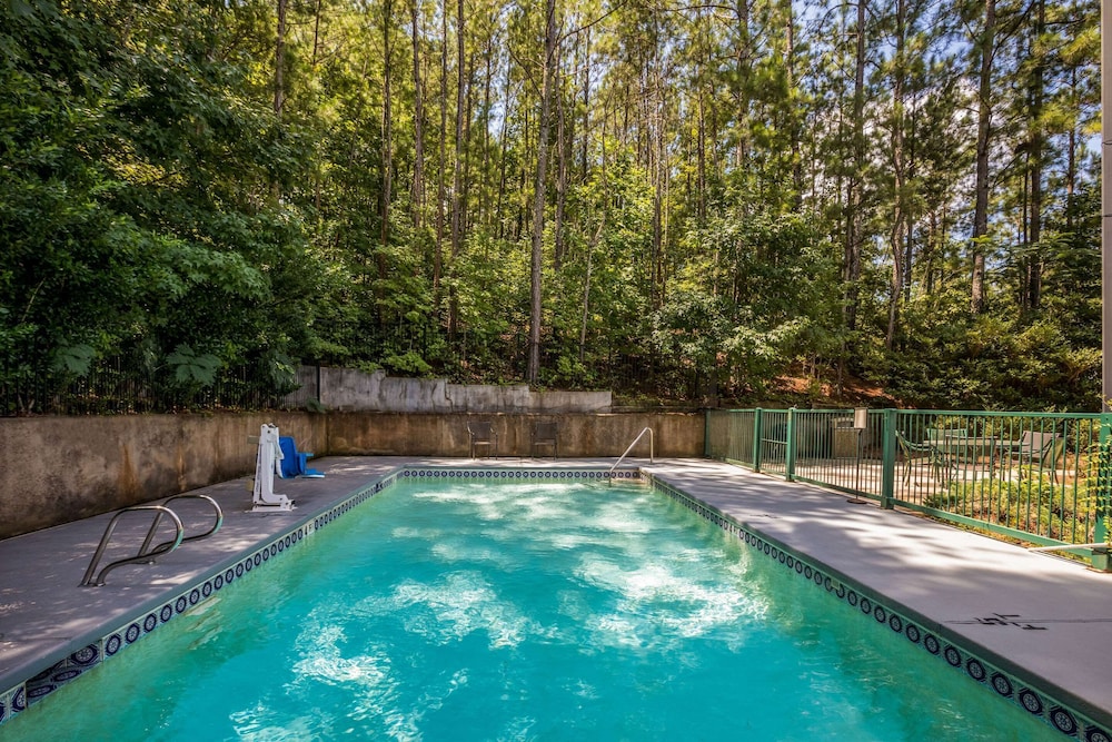 Quality Inn & Suites Greensboro near Lake Oconee 3/36