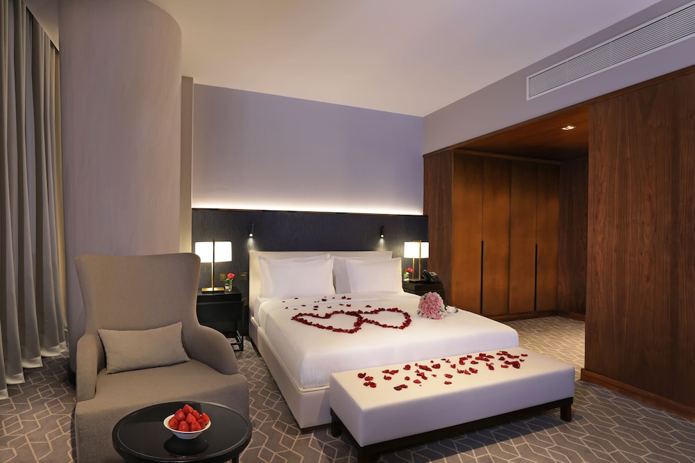 SUITE, KING BED