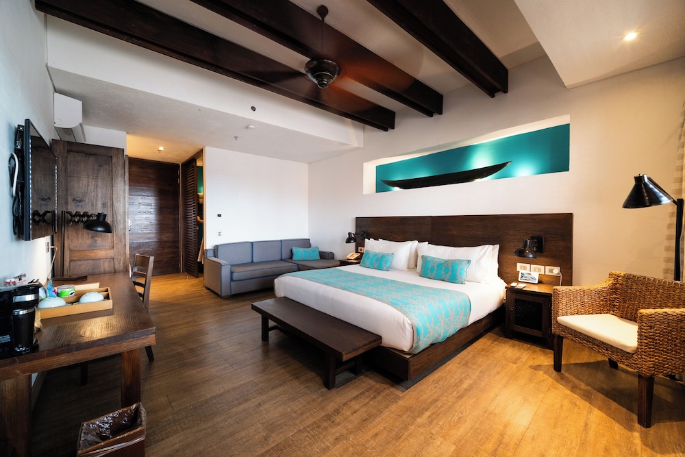 DELUXE, KING BED
