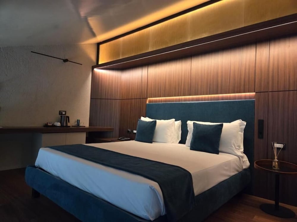 DELUXE, DOUBLE BED