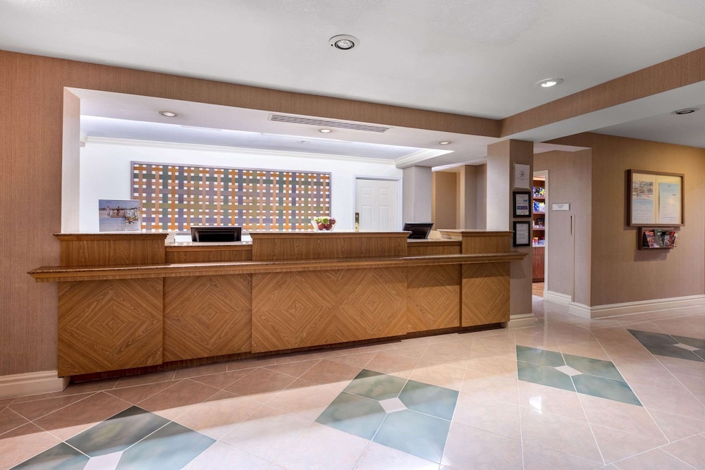 La Quinta Inn & Suites by Wyndham Dallas DFW Airport North 11/55