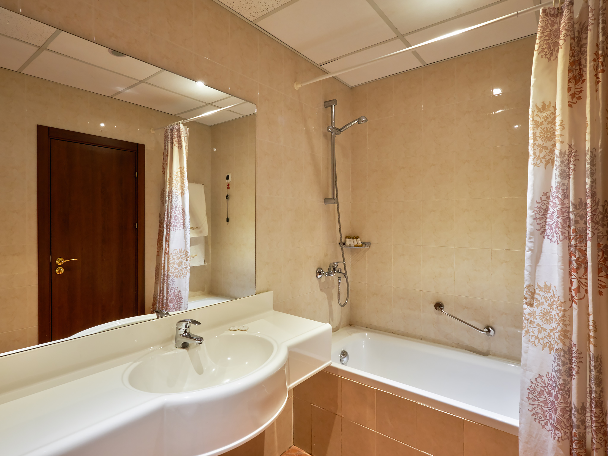 Yantra Grand Hotel 54/57