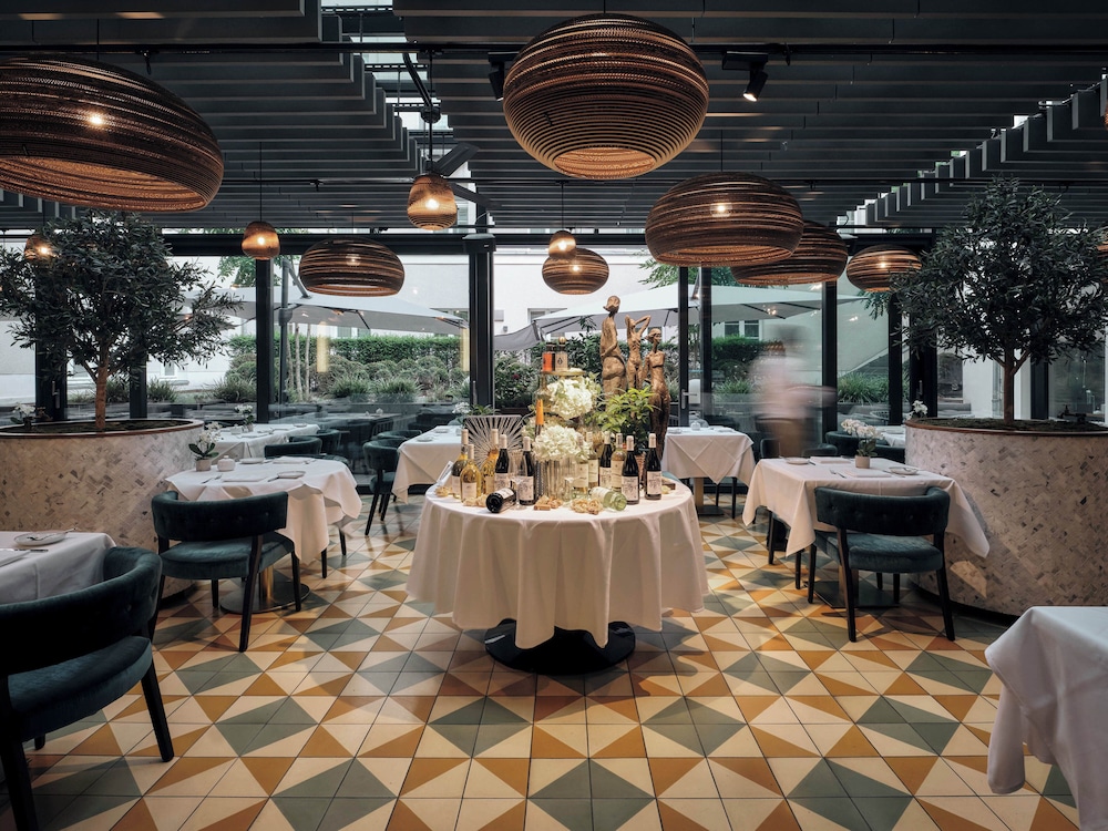 restaurant cafeteria