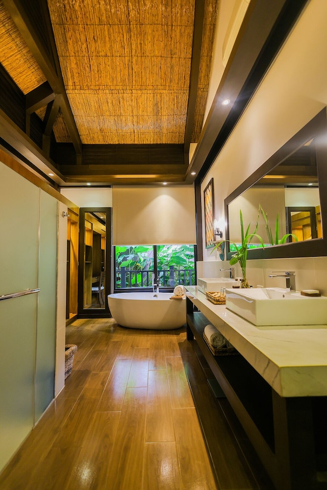 Lihim Resorts 48/75