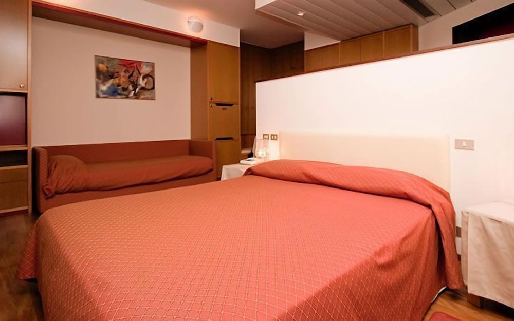 Standard, Triple, 1 Double and 1 Single Bed