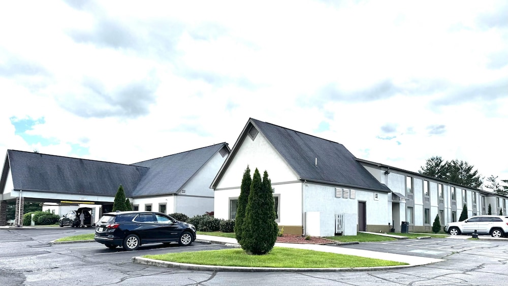 Deluxe Inn Wytheville 36/39