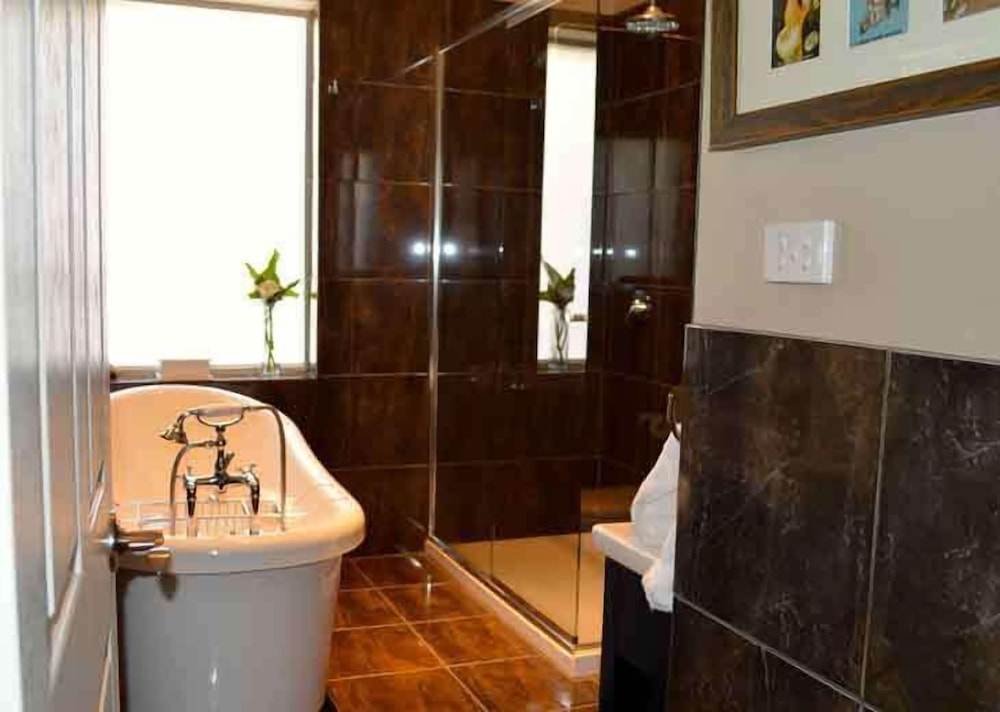 LITTLE RIVER BED & BREAKFAST 26/27