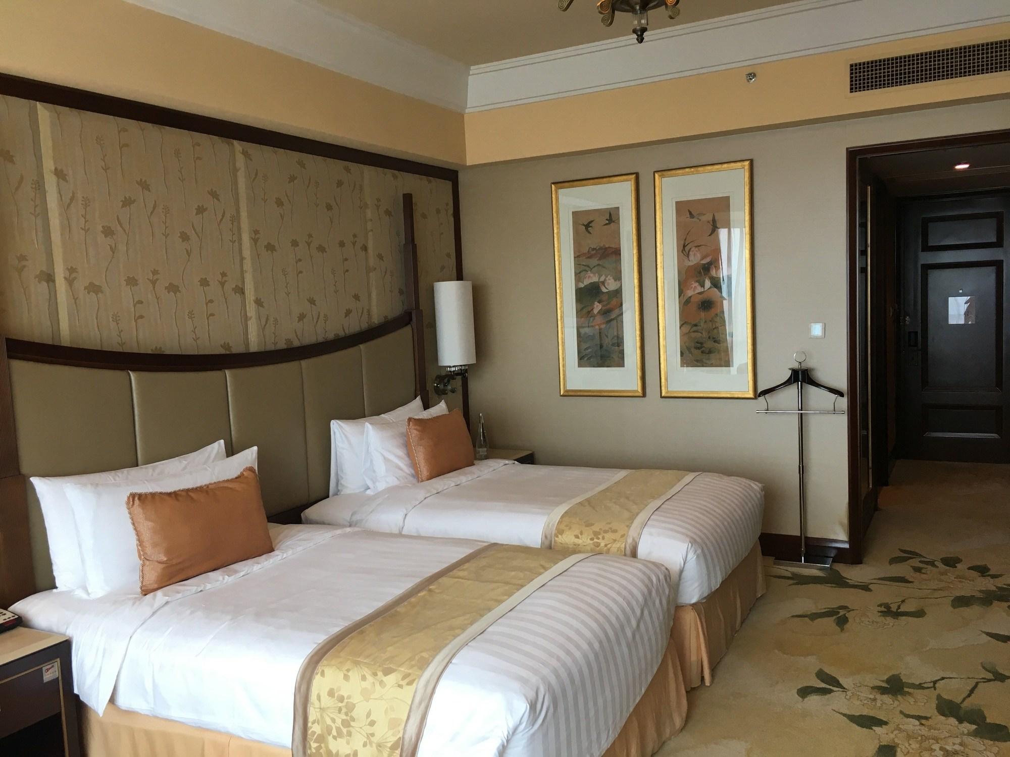Horizon, Club, Twin Beds, River View