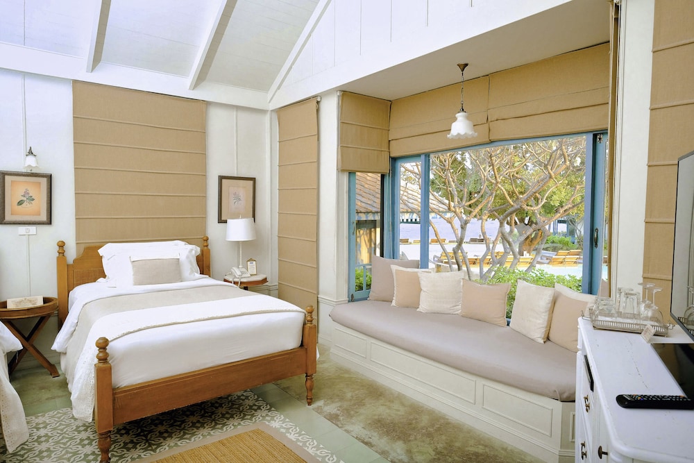 Beach Villa, King Bed, Partial Sea View