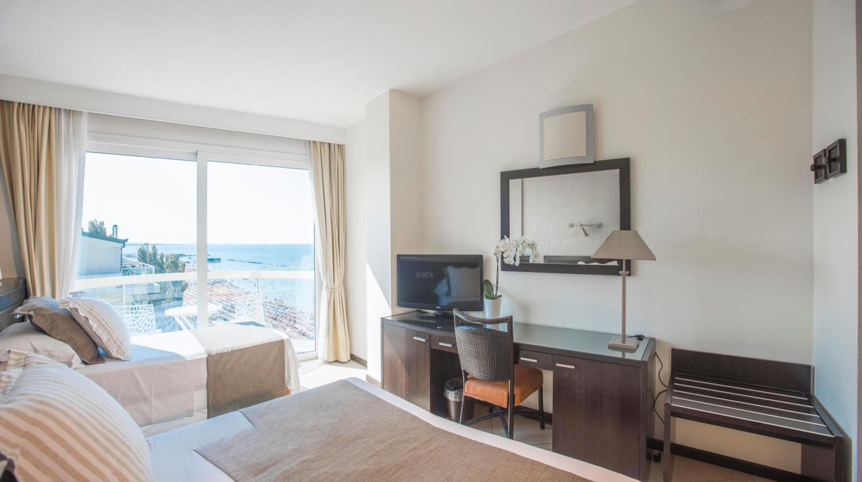 Room, Quadruple, Queen and Twin Beds