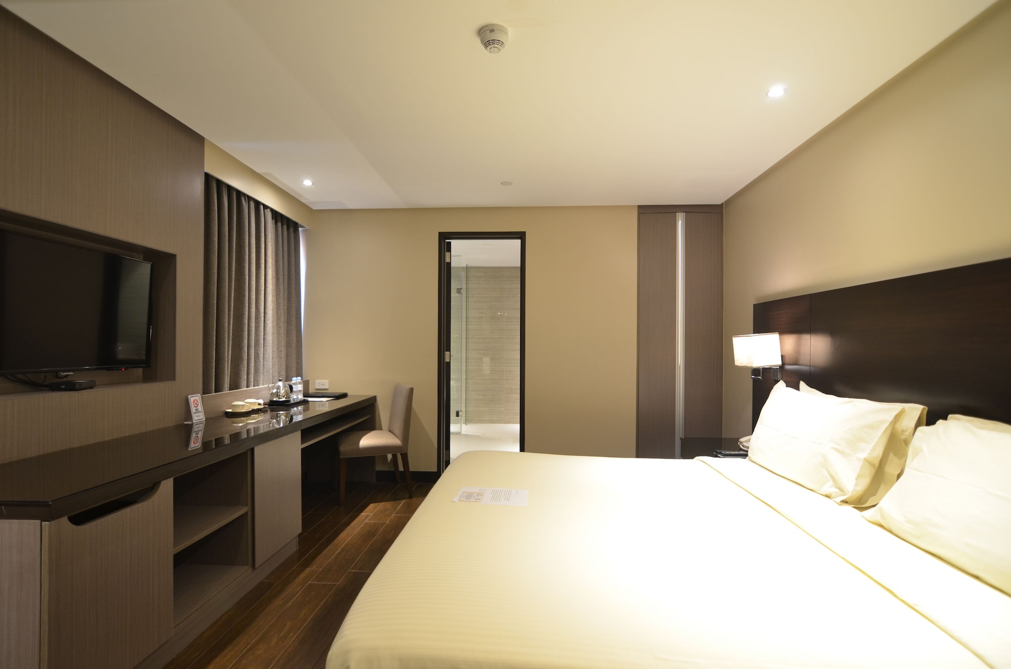 EXECUTIVE, SUITE, KING BED