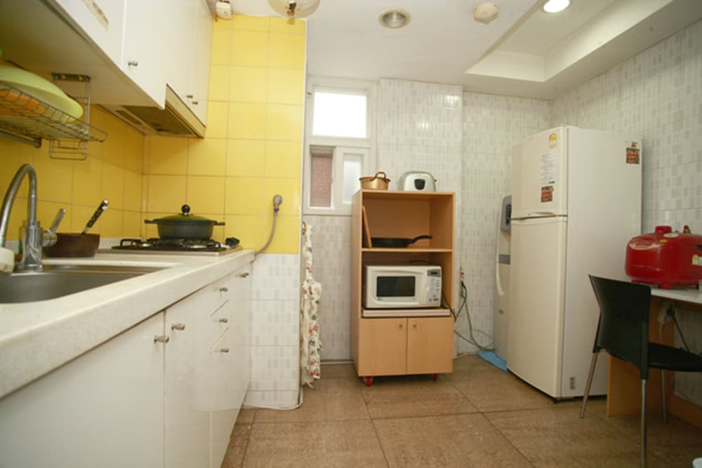 ROOM, SINGLE, SHARED BATHROOM