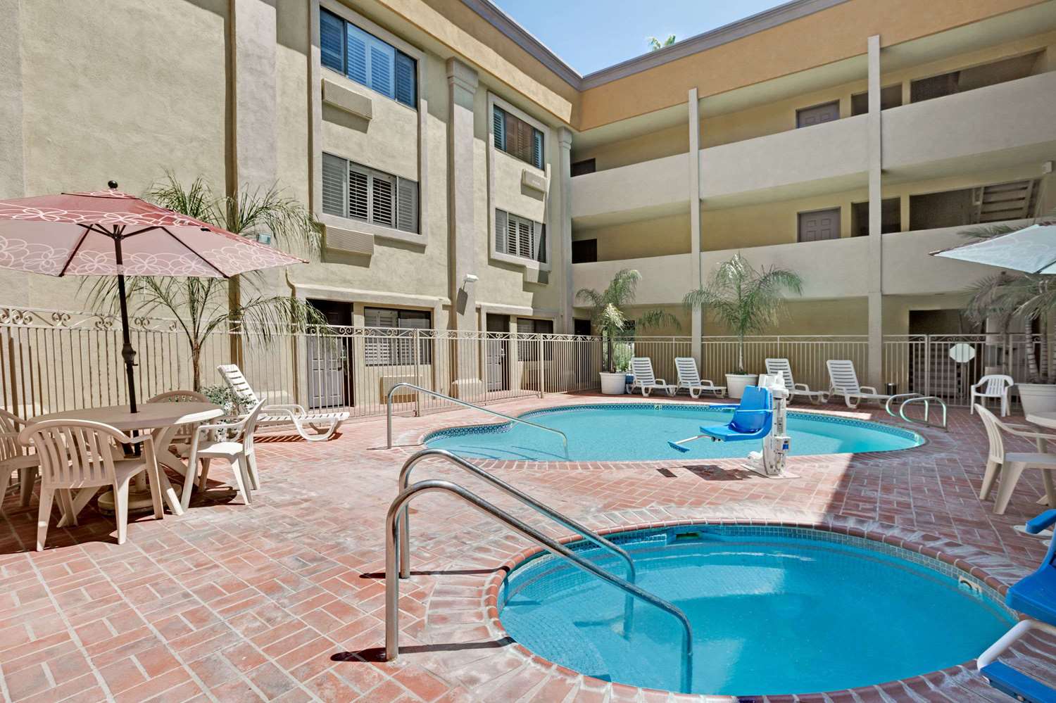 Days Inn by Wyndham West Covina 15/19